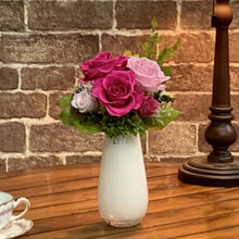画像をギャラリービューアに読み込む, British brand LSA vase with 5 roses #13191
